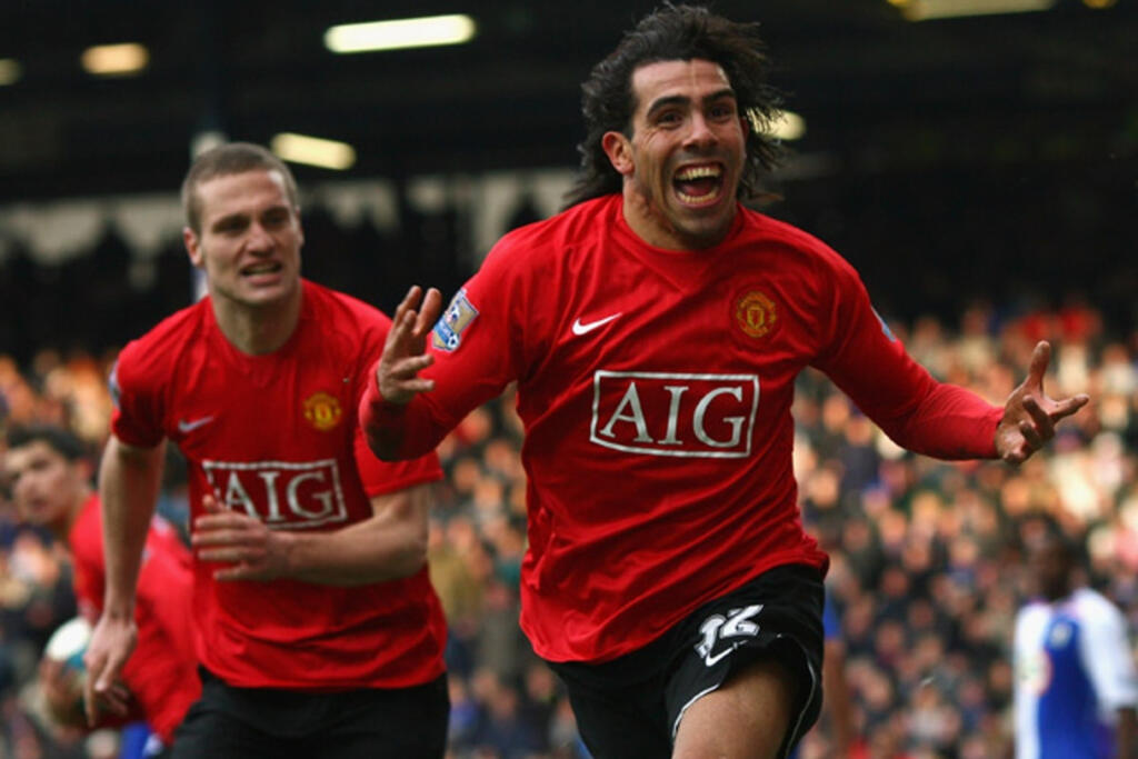 Ani Carlos Alberto Tevez za Manchester United nehral dlho. V rokoch 2007 - 2009 nastúpil v 63 zápasoch a dal 19 gólov. Nemanja Vidić (v pozadí) strávil na Old Trafforde 9 sezón v rokoch 2006 - 2014 a odohral 211 zápasov s bilanciou 15 gólov.
