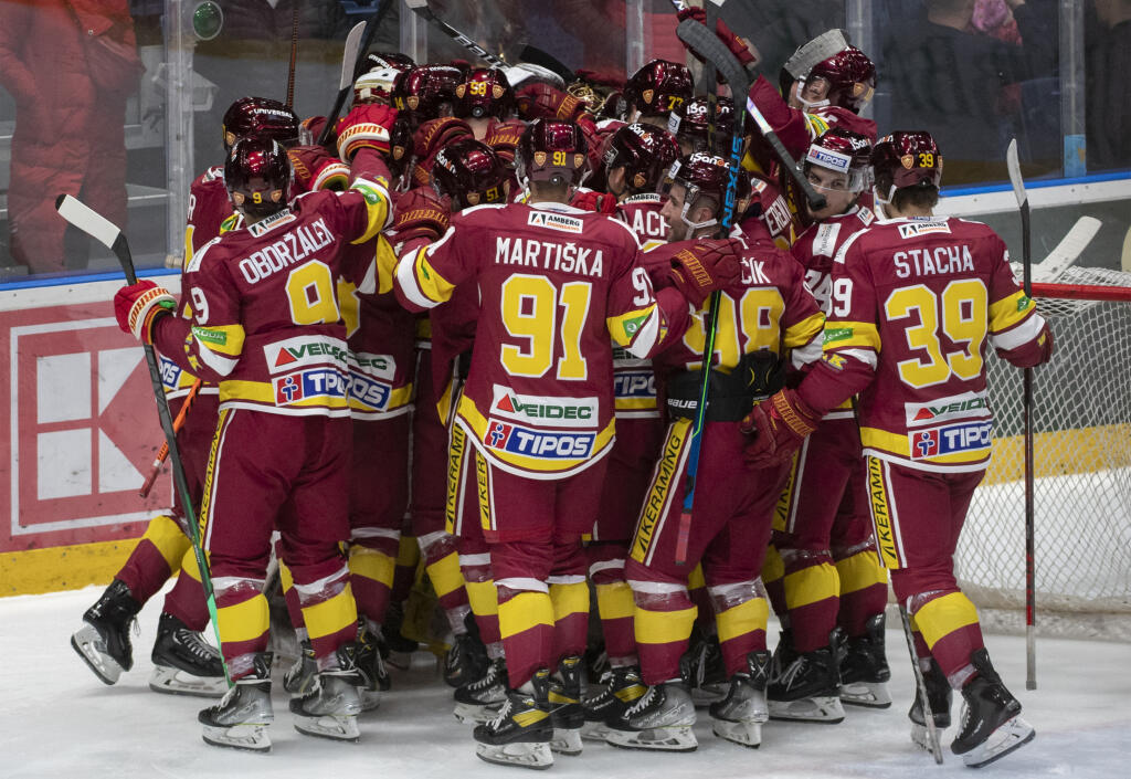 Na snímke hokejisti Trenčína sa radujú z víťazstva po zápase 20. kole hokejovej Tipos extraligy medzi HC Slovan Bratislava - HK Dukla Trenčín v Bratislave v piatok 25. novembra 2022. Trenčín zvíťazil na ľade bratislavského Slovana 2:1 po predĺžení a samostatných nájazdoch.