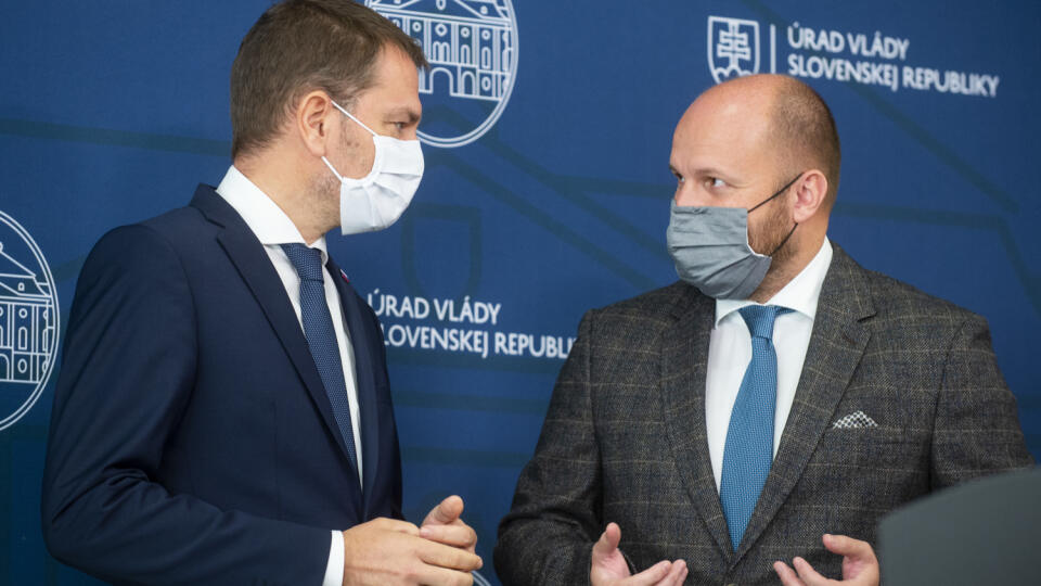 Na snímke zľava predseda vlády SR Igor Matovič a minister obrany SR Jaroslav Naď (obaja OĽaNO) počas tlačovej konferencie po skončení mimoriadneho zasadnutia vlády k aktuálnej pandemickej situácii 9. októbra 2020 v Bratislave. FOTO TASR - Jakub Kotian