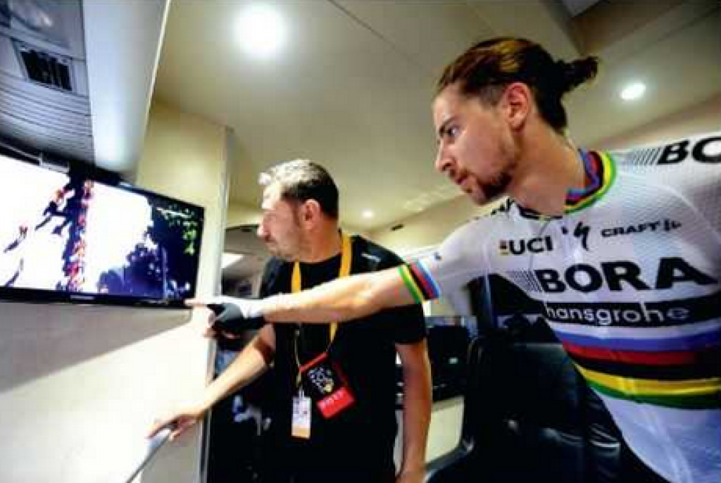 Peter Sagan sledujúci moment incidentu s Cavendishom, pre ktorý ho vylúčili z pretekov.