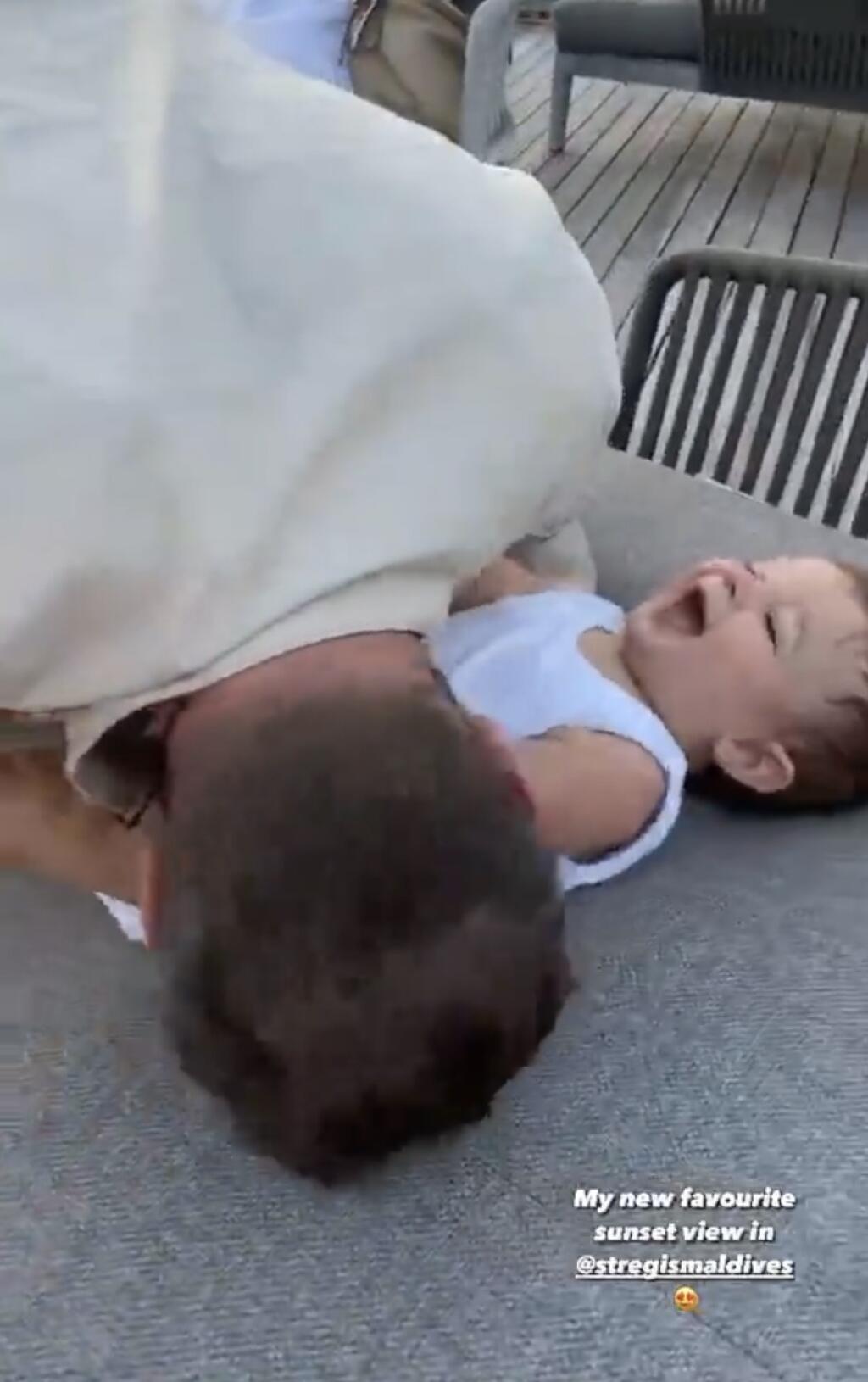 Zatiaľ čo si Dominika užívala západ slnka, jej manžel sa bláznil so synčekom, ktorý si to zjavne užíval.