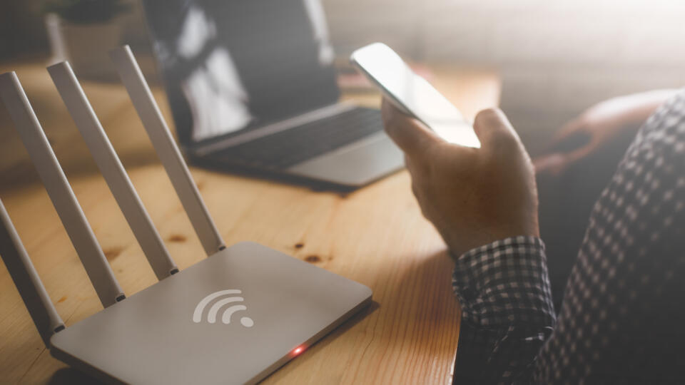 Ohrozené routery: Koncom minulého roku vyvolalo celosvetovú pozornosť prelomenie protokolov WPA a WPA2, čo v praxi znamenalo ohrozenie väčšiny zabezpečených wi-fi sietí, považovaných za dôveryhodné.