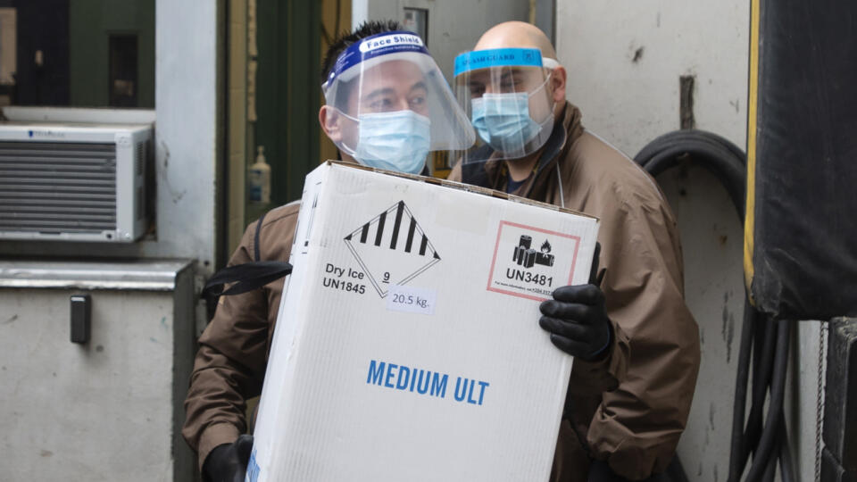 KK33 Montreal - Na snímke prvé vakcíny proti ochoreniu Covid-19 od konzorcia Pfizer/BioNtech sú pripravené pre centrum pre pobyt a dlhodobú starostlivosť v Montrele 14. decembra 2020. V Kanade sa v pondelok začalo očkovanie proti novému druhu koronavírusu. FOTO TASR/AP
The first doses of the Pfizer-BioNTech COVID-19 vaccine are delivered to the Maimonides CHSLD, Monday, Dec. 14, 2020 in Montreal, Canada. The long-term care facility is slated to be one of the first in Canada to administer the vac