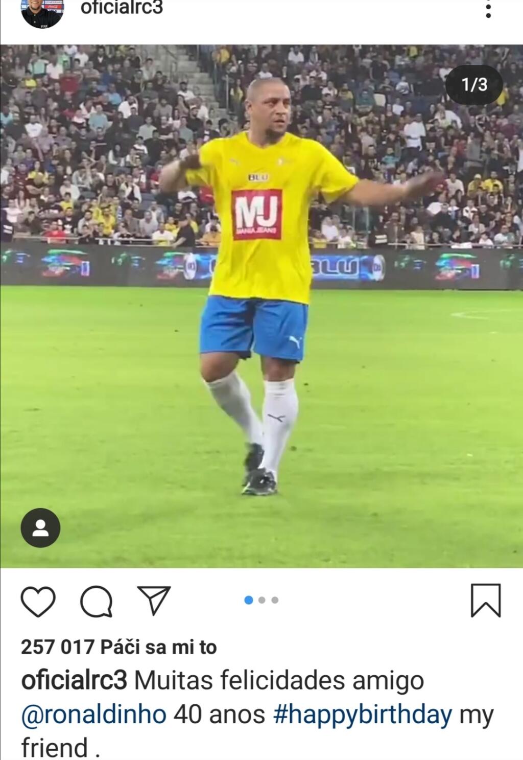 Na Ronaldinha nezabudol ani ďalší Brazílčan, Roberto Carlos. Aj ten poslal Ronaldinhovi narodeninový odkaz.