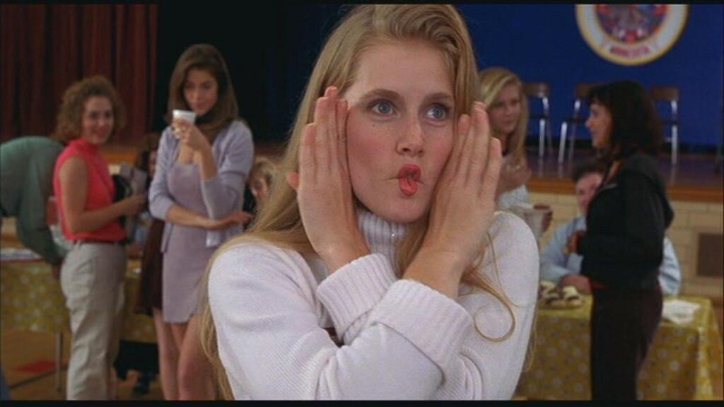 Amy Adams (47): Krása na zabitie (1999): Táto kultová komédia popri rolách Kirsten Dunst, Kirstie Alley či Denise Richards prináša aj debutovú Amy Adams v koži váhavej a sexi súťažiacej, ktorá dominuje každej scéne.