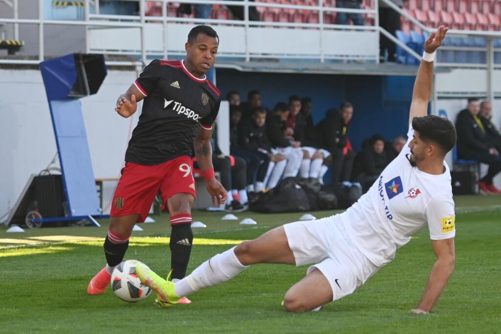 Na snímke zľava hráč Trnavy Dyjan Azevedo a hráč Serede Roko Jureškin počas zápasu 6. kola nadstavbovej časti skupiny o titul Fortuna ligy ŠKF Sereď - FC Spartak Trnava v Zlatých Moravciach v nedeľu 17. apríla 2022.