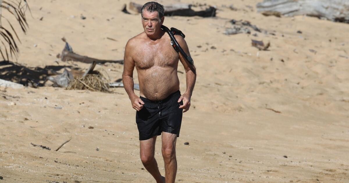 Agent 007 Pierce Brosnan hrá na dôchodku na Havaji golf.