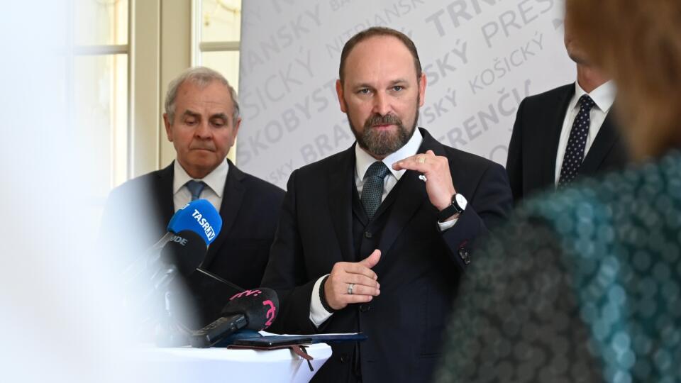 Na snímke predseda Trnavského samosprávneho kraja Jozef Viskupič počas tlačovej konferencie po rokovaní predsedníctiev Združenia samosprávnych krajov Slovenska SK8, a Združenia miest a obcí Slovenska (ZMOS) v Trnave vo štvrtok 5. mája 2022. FOTO TASR - Lukáš Grinaj
