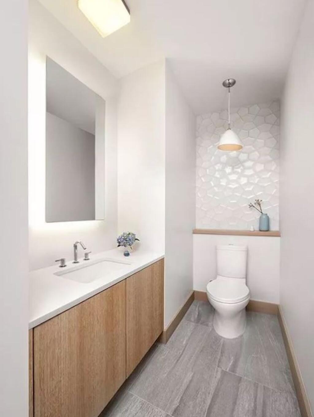 Malá kúpeľňa v štýle moderného minimalizmu.