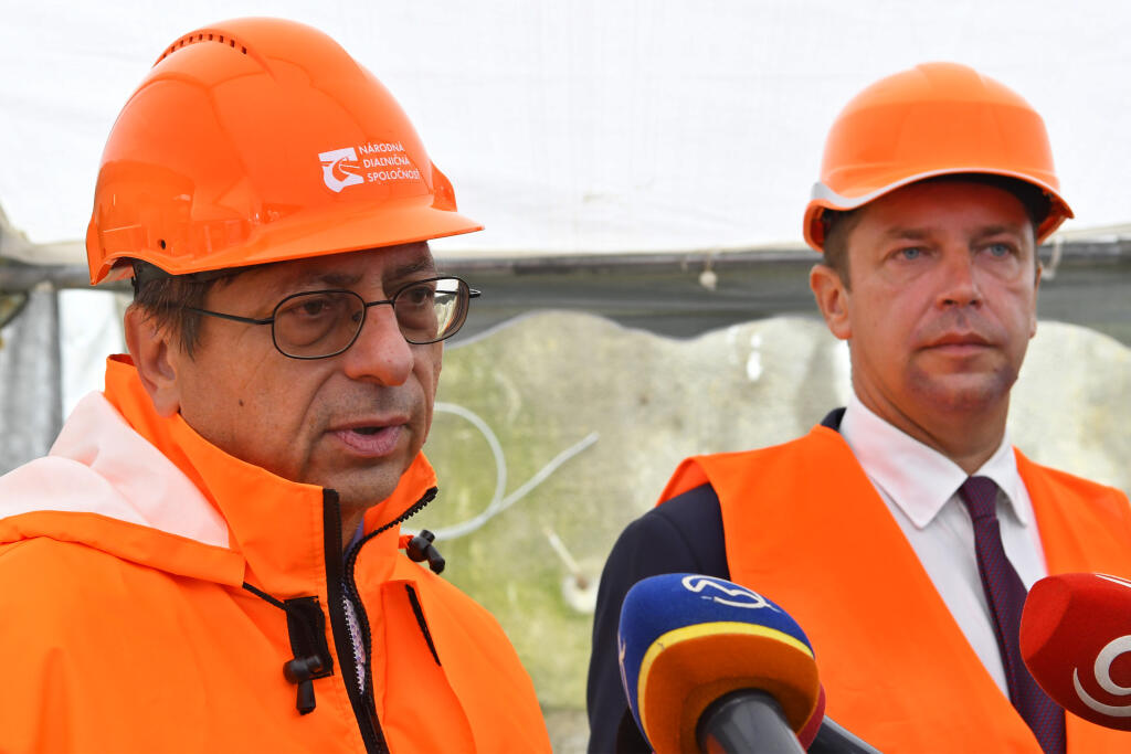 Viac ako 67,7 milióna eur pôjde na preplatenie časti projektu výstavby R4 Prešov - severný obchvat, I. etapa, z eurofondov. Minister dopravy SR Andrej Doležal a predseda predstavenstva NDS a.s. Juraj Tlapa v Prešove pri severnom portáli cestného tunela Bikoš v utorok podpísali zmluvu o poskytnutí nenávratného finančného príspevku z Operačného programu Integrovaná infraštruktúra.
Na snímke vpravo minister dopravy SR Andrej Doležal a vľavo predseda predstavenstva NDS a.s. Juraj Tlapa po podpise zm
