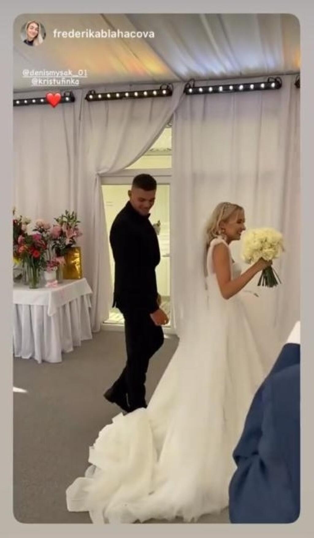 Mladomanželia sa usmievali po obrade od ucha k uchu.