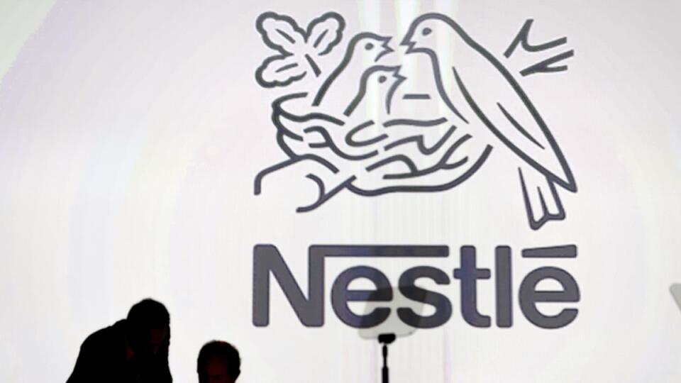 KK26 Lausanne - Na archívnej snímke zo 7. apríla 2016 logo spoločnosti Nestlé počas stretnutia v Lausanne. Švajčiarsky potravinársky koncern Nestlé uzavrie s americkou sieťou kaviarní Starbucks alianciu týkajúcu sa predaja kávy. Nestlé zaplatí Starbucks 7,15 miliardy USD (5,97 miliardy eur), za čo bude môcť predávať produkty firmy, ako nepomletú alebo pomletú kávu, po celom svete mimo kaviarní Starbucks, napríklad v supermarketoch. FOTO TASR/AP
FILE - In this April 7, 2016, file photo Nestle's