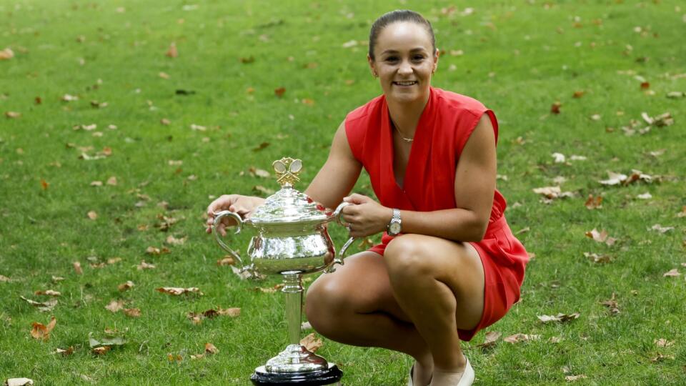 KK34 Melbourne - Austrálska tenistka Ashleigh Bartyová pózuje s trofejou v parku po víťazstve nad Američankou Danielle Collinsovou na grandslamovom turnaji Australian Open 30. januára 2022 v Melbourne. FOTO TASR/AP
Ash Barty of Australia poses with the Daphne Akhurst Memorial Cup at a park the morning after defeating Danielle Collins of the U.S. in the women's singles final at the Australian Open tennis championships in, Australia, Sunday, Jan. 30, 2022. (AP Photo/Hamish Blair)