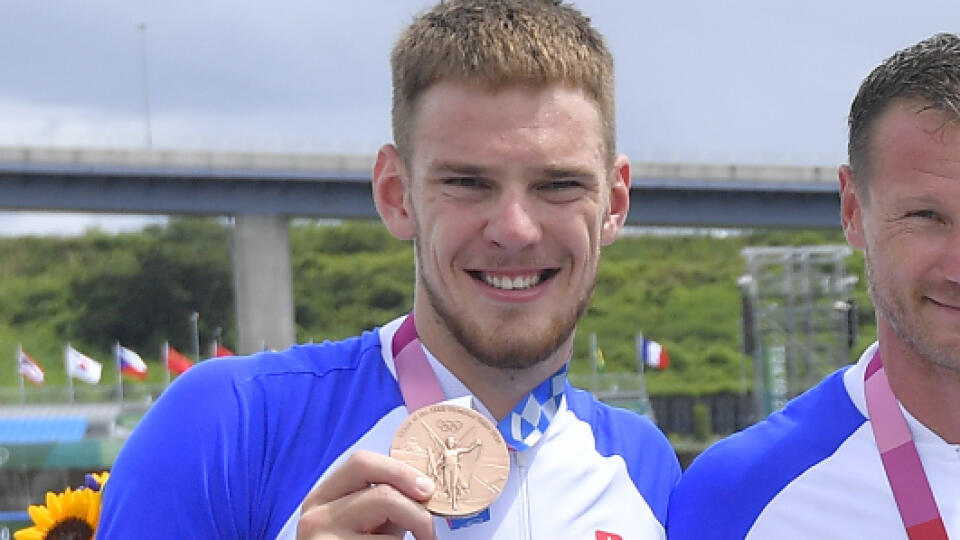 Slovenská posádka rýchlostných kanoistov K4 v zložení Samuel Baláž, Denis Myšák, Erik Vlček a Adam Botek získala bronzovú medailu na 500 metrov na olympiáde v Tokiu.