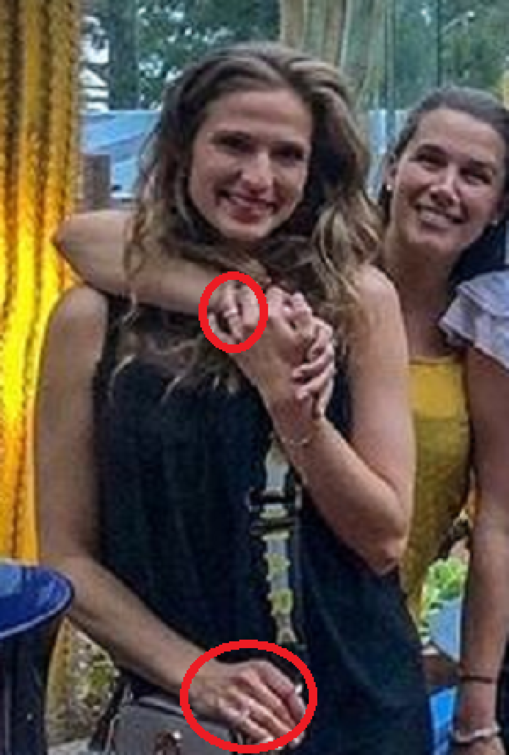 Katarína totiž nosí ako zásnubný prsteň, tak obrúčku aj rok po oznámení rozchodu s Petrom.