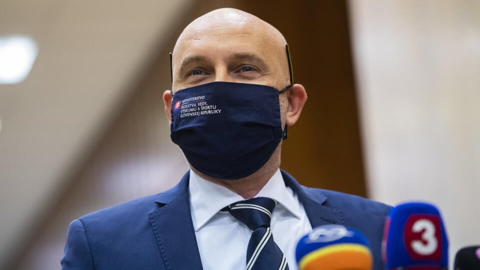 Na snímke minister školstva, vedy, výskumu a športu SR Branislav Gröhling (SaS) diskutuje s novináírmi pred rokovaním 54. schôdze vlády SR v Bratislave 25. novembra 2020. FOTO TASR - Jaroslav Novák