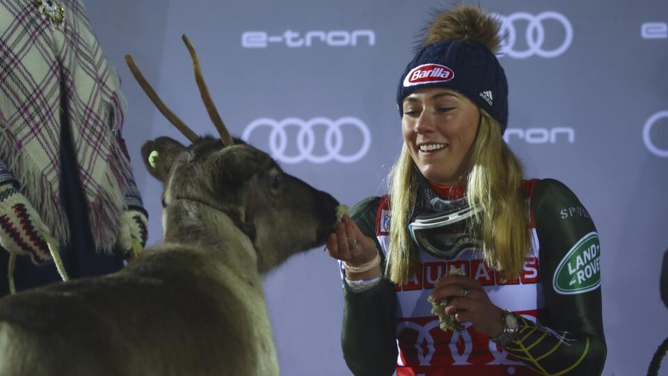 KK26 Levi - Američanka Mikaela Shiffrinová kŕmi soba na pódiu po víťazstve slalomu vo Svetovom pohári žien vo fínskom Levi 23. novembra 2019. FOTO TASR/AP 
United States' Mikaela Shiffrin feeds a reindeer during the podium ceremony after winning an alpine ski, women's slalom in Levi, Finland, Saturday, Nov. 23, 2019. (AP Photo/Alessandro Trovati)