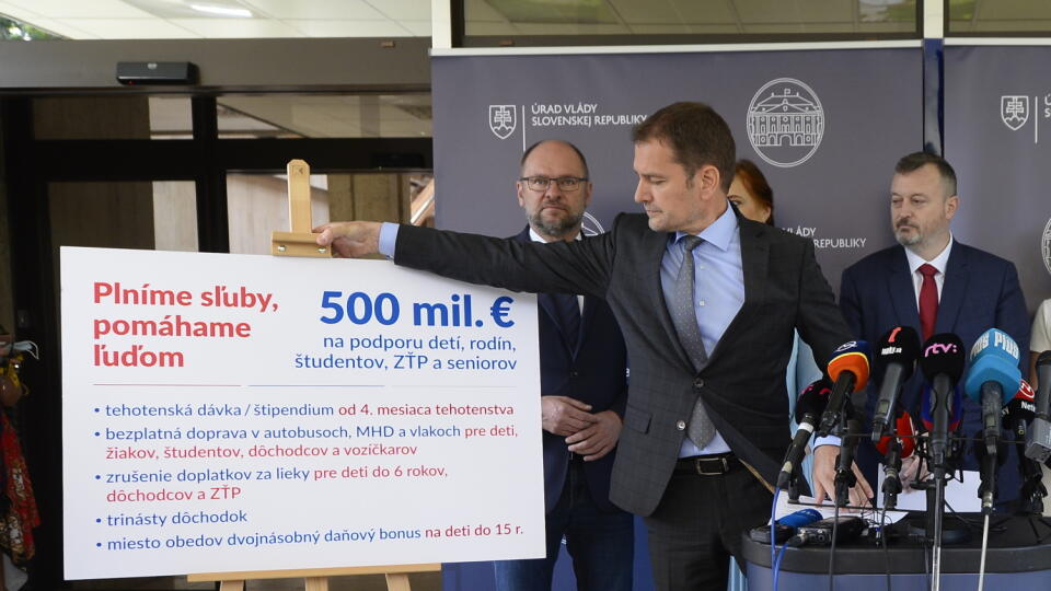 Na snímke uprostred predseda vlády SR Igor Matovič (OĽaNO), v pozadí sprava minister práce, sociálnych vecí a rodiny SR Milan Krajniak (Sme rodina), podpredsedníčka vlády a ministerka investícií, regionálneho rozvoja a informatizácie SR Veronika Remišová (Za ľudí) a podpredseda vlády a minister hospodárstva SR Richard Sulík (SaS) počas tlačovej konferencie, na ktorej predstavili veľký sociálny balík na podporu rodín, študentov, zdravotne ťažko postihnutých ľudí a seniorov v Bratislave v stredu 1
