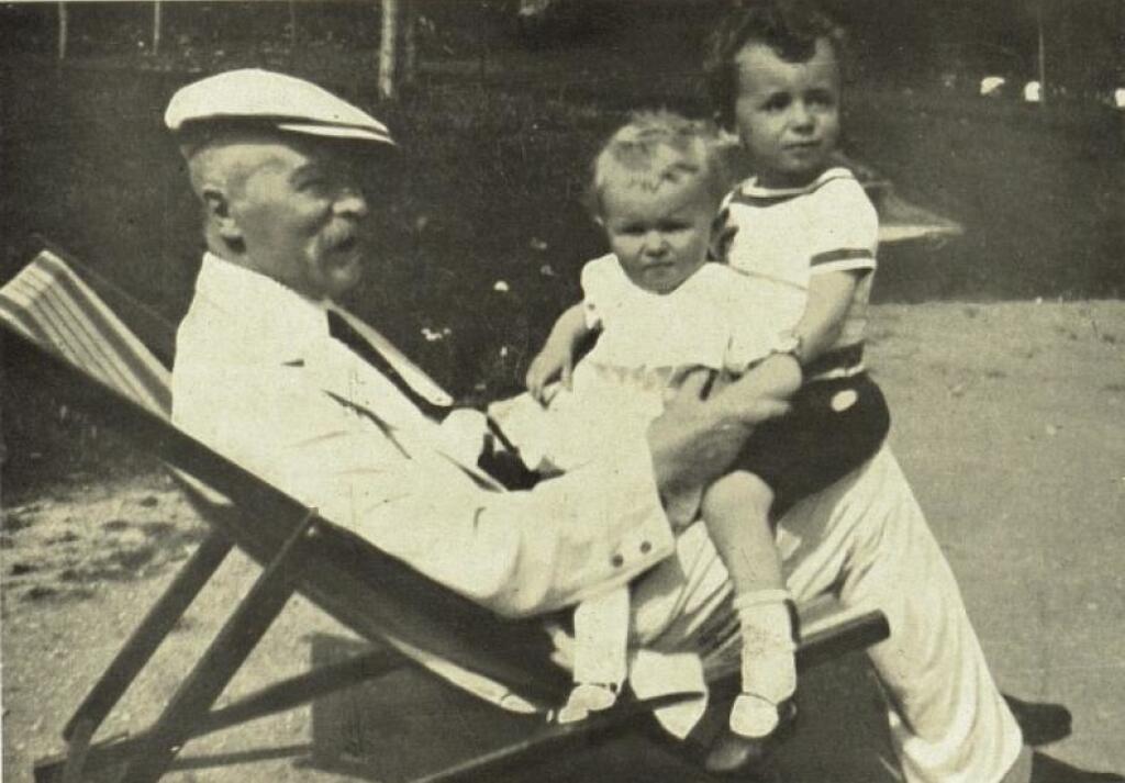 Narodila sa 27. februára 1912 v Brne ako Nataša Hodáčová. Umelecké meno si zvolila podľa svojho starého otca, historika a profesora Jaroslava Golla. Jej otcom bol masarykovský politik, poslanec parlamentu, JUDr. František Xaver Hodáč.