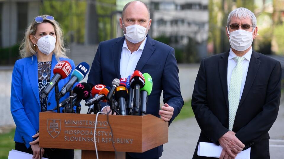 Na snímke zľava poradkyňa ministra hospodárstva SR Jana Kiššová, minister hospodárstva Richard Sulík (SaS) a štátny tajomník ministerstva hospodárstva Ján Oravec (SaS) počas tlačovej konferencie.