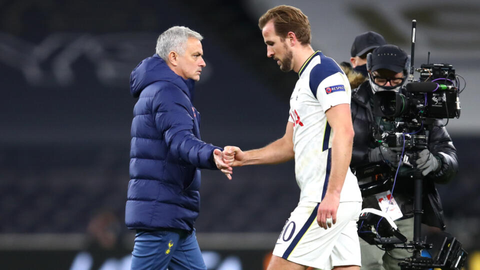 José Mourinho verí, že aj vďaka trofejam zostane Harry Kane v Tottenhame.