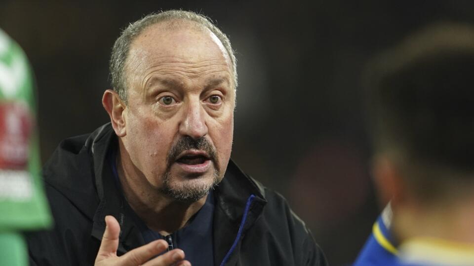 WA 50 archív Hull - Na archívnej snímke z 8. januára 2022 tréner Evertonu Rafael Benitez počas zápasu 3. kola anglickho FA Cupu Hull City - Everton. Benitez skončil po ôsmich mesiacoch vo funkcii trénera anglického futbalového klubu FC Everton. Naposledy viedol liverpoolsky tím v sobotnom zápase proti domácemu Norwichu City, ktorému podľahol 1:2. FOTO TASR/AP
FILE Everton's head coach Rafael Benitez gives instructions during the English FA Cup third round soccer match between Hull City and E