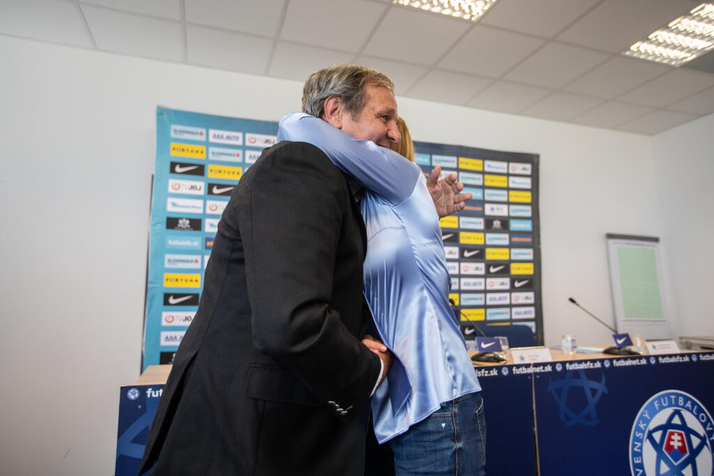 "Dúbravka mi povedal, že má ťažké obdobie v Newcastli a išiel sa odreagovať. Weiss povedal, že nevie, prečo bol vonku. Lobotka povedal, že vo Vigu mal nahustený program a nemal čas sa odreagovať. Čudný pohľad na vec, keď hral zápasy sobota-sobota. A ešte na margo môjho odchodu povedal, že tréneri prichádzajú a odchádzajú a ja som profesionál. Prístupom stopercentný. Máme ho všetci radi, je to hráč budúcnosti s veľkým potenciálom. Škriniar povedal to isté, som z neho sklamaný, lebo vzťah s ním bol nadštandardný. Teším sa z jeho výkonov, budem obom stále fandiť, ale aj som ich chcel na tlačovke po zápase s Českom vyhecovať čiastočnou kritikou, aby prevzali väčšiu zodpovednosť za hru mužstva a nespoliehali sa na Škrtela. Šatka mi povedal, že išiel s kamarátmi. Tí siedmi hráči ponocovali, ako som mal zareagovať?"