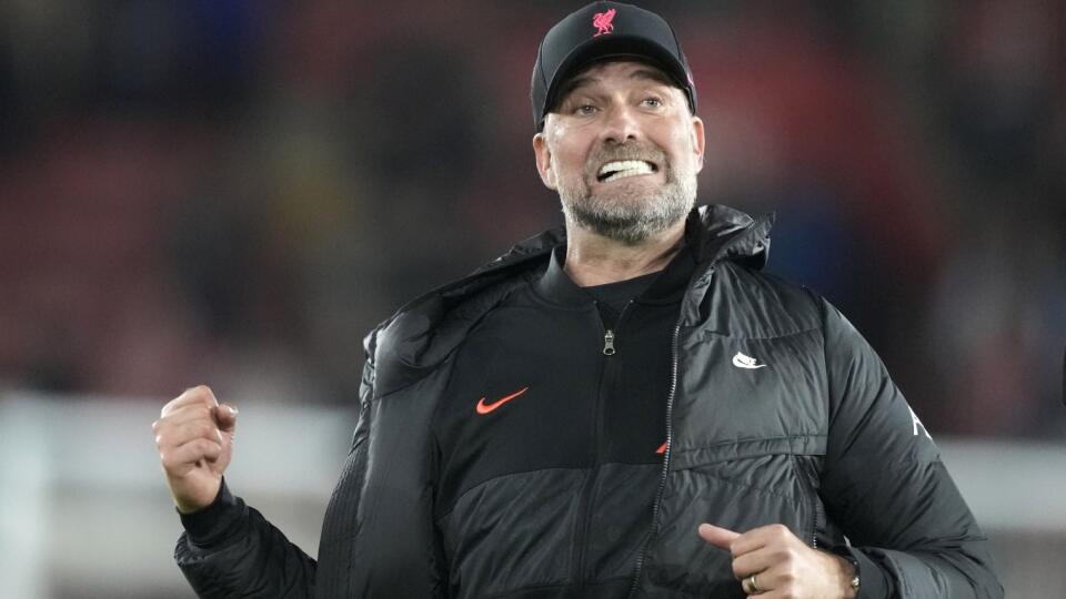 Kormidelníka futbalistov FC Liverpool Jürgena Kloppa vyhlásila Asociácia koučov Premier League (LMA) za Trénera roka.
Liverpool's manager Jurgen Klopp celebrates at the end of the English Premier League soccer match between Southampton and Liverpool at St. Mary's Stadium in Southampton, England, Tuesday, May 17, 2022. (AP Photo/Frank Augstein)