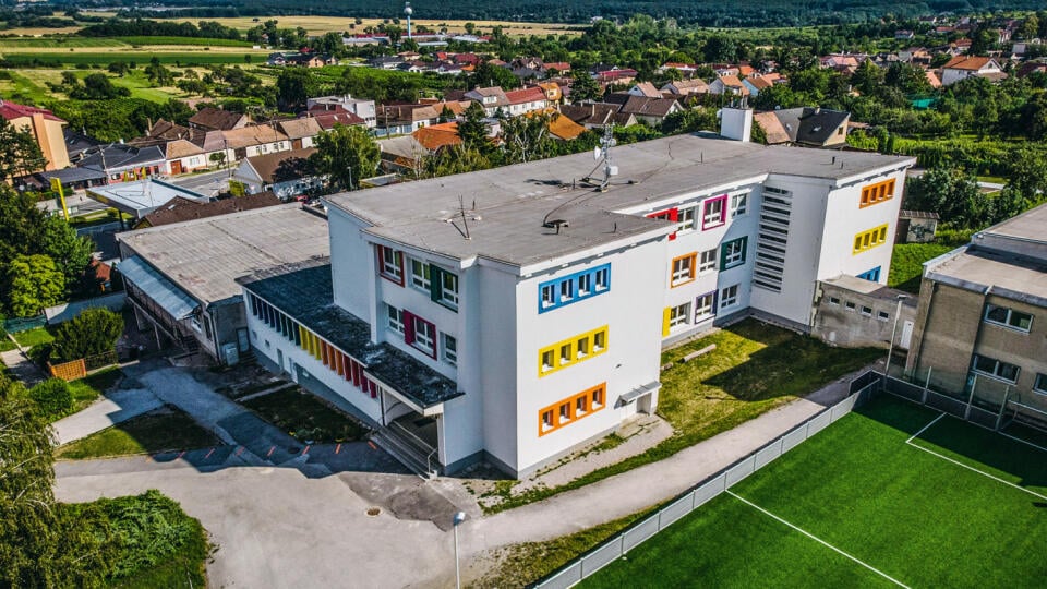 Dobrý príklad z praxe je projekt rekonštrukcie areálu Základnej školy v Častej.