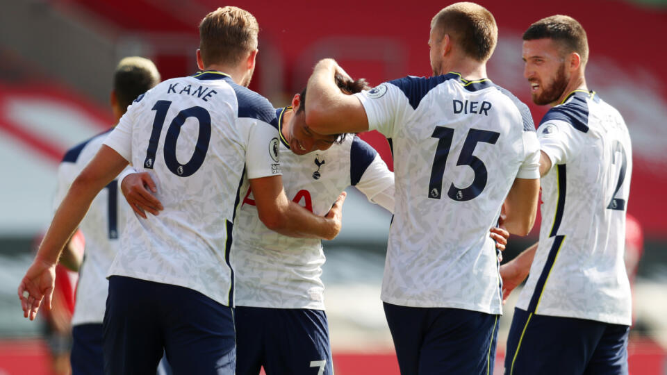 Kórejský futbalista Son Heung-Min zariadil štyrmi gólmi triumf Tottenhamu Hotspur v nedeľňajšom dueli 2. kola anglickej ligy na ihrisku Southmptonu 5:2. Pri všetkých mu asistoval Harry Kane, ktorý potom sám pridal piaty zásah hostí.