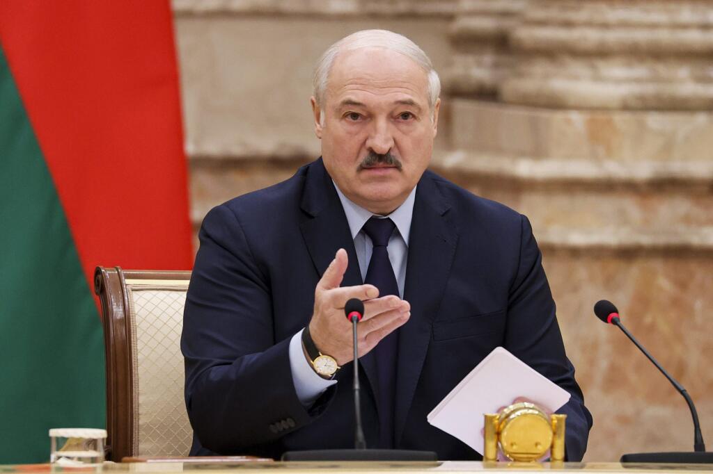 JB 1 Minsk - Bieloruský prezident Alexandr Lukašenko rozpráva na zasadnutí ústavnej komisie v Minsku 28. septembra 2021. Lukašenko oznámil  referendum o novej ústave, ktoré sa uskutoční  vo februári 2022 a sľúbil, že nenechá opozíciu, aby sa dostala k moci. FOTO TASR/AP

Belarusian President Alexander Lukashenko gestures as he speaks during an expanded meeting of the Constitutional Commission in Minsk, Belarus, Tuesday, Sept. 28, 2021. The authoritarian leader of Belarus announced a referendum o