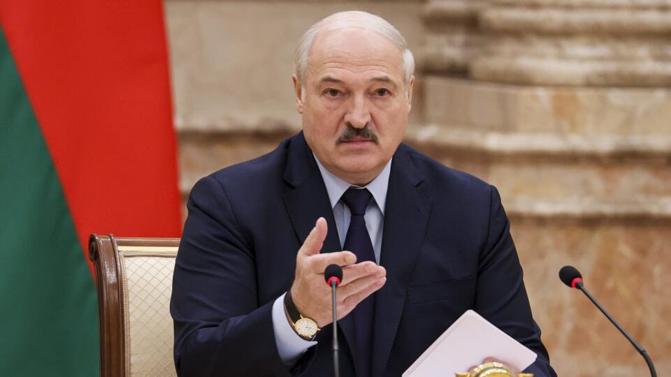JB 1 Minsk - Bieloruský prezident Alexandr Lukašenko rozpráva na zasadnutí ústavnej komisie v Minsku 28. septembra 2021. Lukašenko oznámil referendum o novej ústave, ktoré sa uskutoční vo februári 2022 a sľúbil, že nenechá opozíciu, aby sa dostala k moci. FOTO TASR/AP
Belarusian President Alexander Lukashenko gestures as he speaks during an expanded meeting of the Constitutional Commission in Minsk, Belarus, Tuesday, Sept. 28, 2021. The authoritarian leader of Belarus announced a referendum o