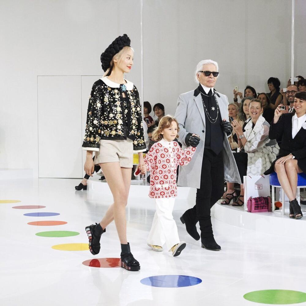 Karl Lagerfeld pri záverečnom defilé jednej z jeho prehliadok