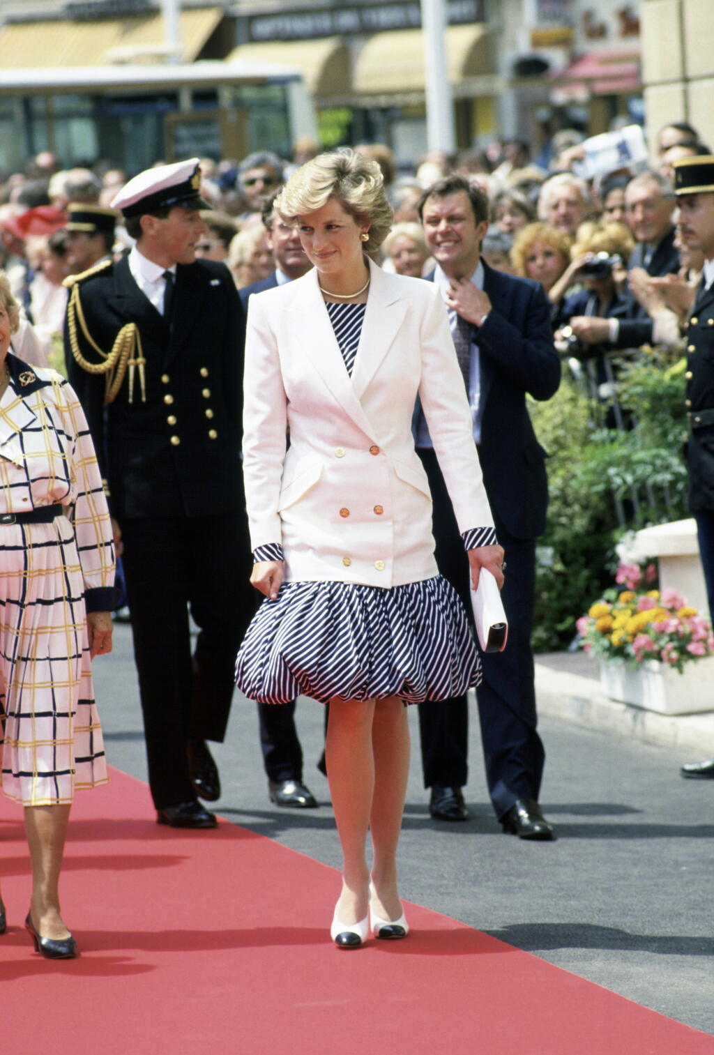 V roku 1987 zavítala do Cannes na filmový festival aj princezná Diana († 36), ktorá by nedávno oslávila svoje 60. narodeniny. Pred tým, než si dala Diana svoje krásne šaty na slávnostnú večeru, pricestovala na festival v bielom sáčku a modrej, vzorovanej sukni, taktiež z kolekcie Catherine Walker.
