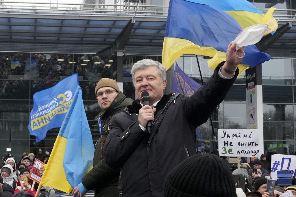 EBE 25 Kyjev - Na snímke bývalý ukrajinský prezident Petro Porošenko, ktorý je poslancom parlamentu za stranu Európska solidarita, sa víta s priaznivcami po prílete z Poľska do Kyjeva v pondelok 17. januára 2022. Porošenko má súdne pojednávanie v kauze vlastizrady. Súd by mal rozhodovať o Porošenkovom prípadnom vzatí do väzby. FOTO TASR/AP
Former Ukrainian President Petro Poroshenko gestures while speaking to his supporters upon his arrival at Zhuliany International Airport outside Kyiv, Ukrain