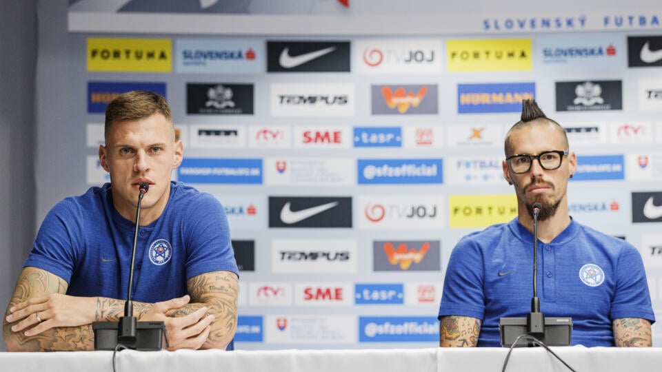 Na snímke Martin Škrtel a Marek Hamšík počas tlačovej konferencie Slovenskej futbalovej reprezentácie pred prípravným zípasom proti Paraguaju.