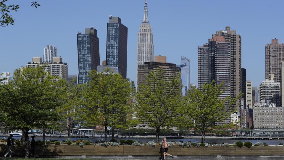 JB 17 New York - Ľudia bez ochranného rúška behajú v parku Hunters Point Park South s výhľadom na Manhattan v štvrti Queens v New Yorku 14. mája 2020. Spojené štáty patria medzi krajiny, ktoré epidémia koronavírusu postihla najviac. V Spojených štátoch zaznamenali v stredu 1813 nových úmrtí na ochorenie COVID-19, ktorého pôvodcom je nový druh koronavírusu SARS-CoV-2. Celkový počet potvrdených obetí tejto nákazy tak v USA dosiahol 84.059. V Spojených štátoch podľa Univerzity Johnsa Hopkinsa potvr