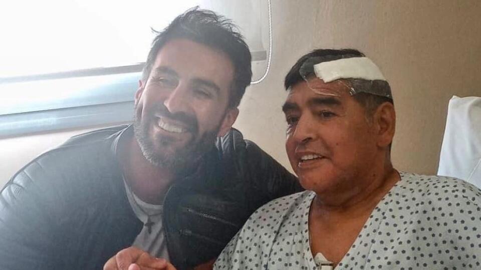 Posledný záber Maradonu po operácii spred dvoch týždňov.
