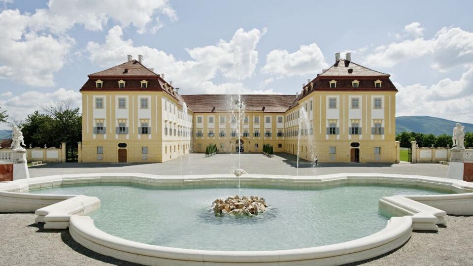 Pôvabný zámocký areál Schloss Hof sa môže popýšiť rozmanitou ponukou aktivít nielen pre milovníkov histórie.