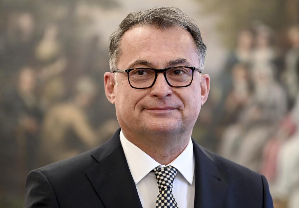 KK37 Berlín - Na snímke nový šéf nemeckej centrálnej banky (Deutsche Bundesbank) Joachim Nagel pózuje počas prevzatia menovacieho dekrétu, ktorý mu odovzdal nemecký prezident Frank-Walter Steinmeier 7. januára 2022 v Berlíne. FOTO TASR/AP
Joachim Nagel, new head of Germany's central bank (Deutsche Bundesbank), attends the handing over the certificate of appointment by German President Frank Walter Steinmeier at Bellevue Palace in Germany, Friday, Jan. 7, 2022. (Britta Pedersen/DPA via AP, Pool)
