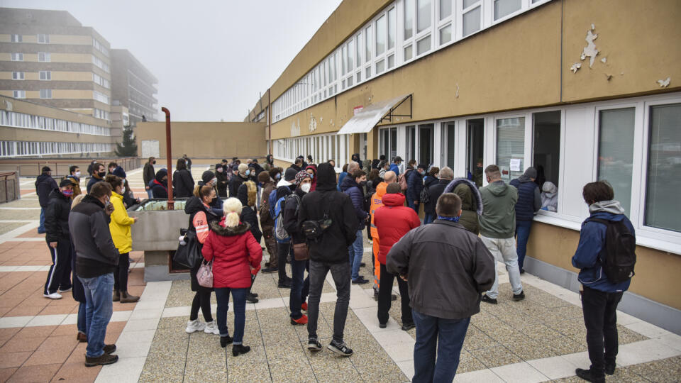 Na snímke ľudia čakajú na odbernom mieste na terase Antolskej nemocnice v Petržalke, kde sa uskutočňuje bezplatné testovanie antigénovými testami na ochorenie Covid-19 v Bratislave 9. novembra 2020. FOTO TASR - Pavol Zachar