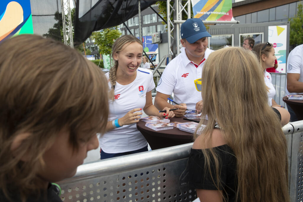 Autogramiáda slovenských olympionikov po návrate z japonského Tokia v X-Bionic Šamorín. Atlétka Gabriela Gajanová rozdávala úsmevy na všetky strany.