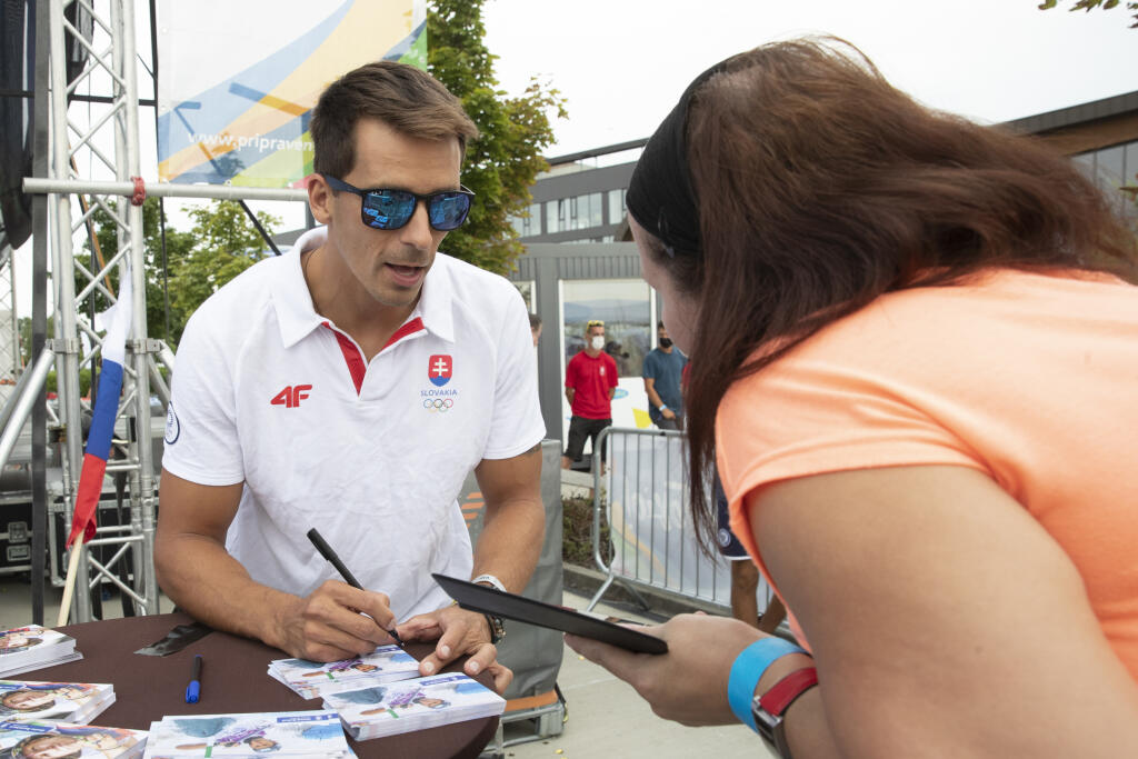 Autogramiáda slovenských olympionikov po návrate z japonského Tokia v X-Bionic Šamorín. Vodný slalomár Matej Beňuš plnil všetky priania svojich fanúšikov.