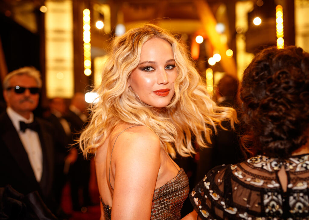 Jennifer Lawrence (30)
So školou sa dnes oscarová herečka rozlúčila už v 14-tich a ako priznala, technicky nemá žiadny diplom. „Som samouk,“ povedala pred časom novinárom.