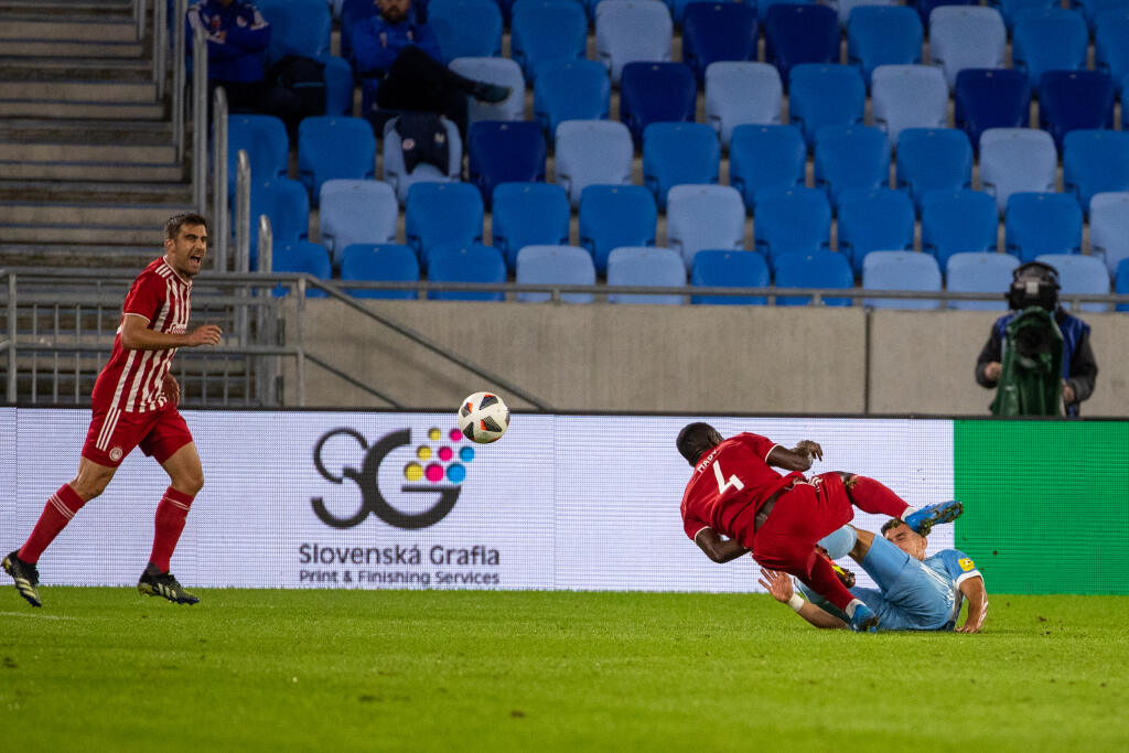 ŠK Slovan Bratislava a Olympiakos Pireus FC sa stretol v zápase play-off Európskej ligy na Tehelnom poli v Bratislave. Na snímke je Vernon De Marco Morlacchi a Mady Camara.