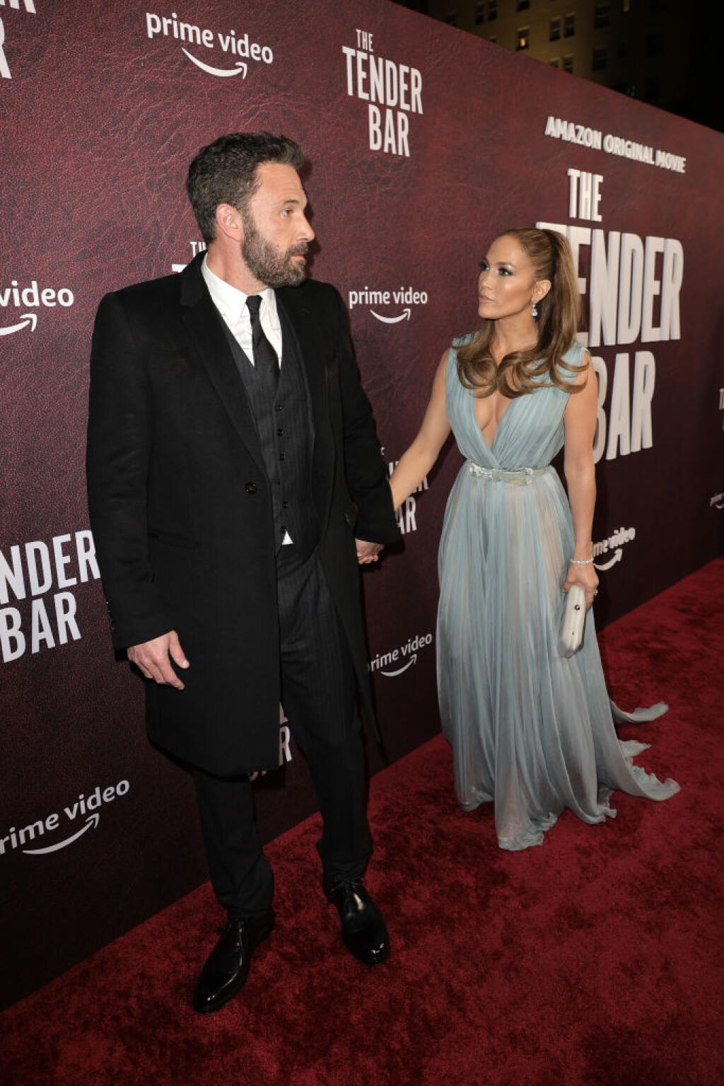 Jennifer Lopez a Ben Affleck na premiére filmu The Tender Bar. Jennifer vyzerala ako grécka bohyňa.