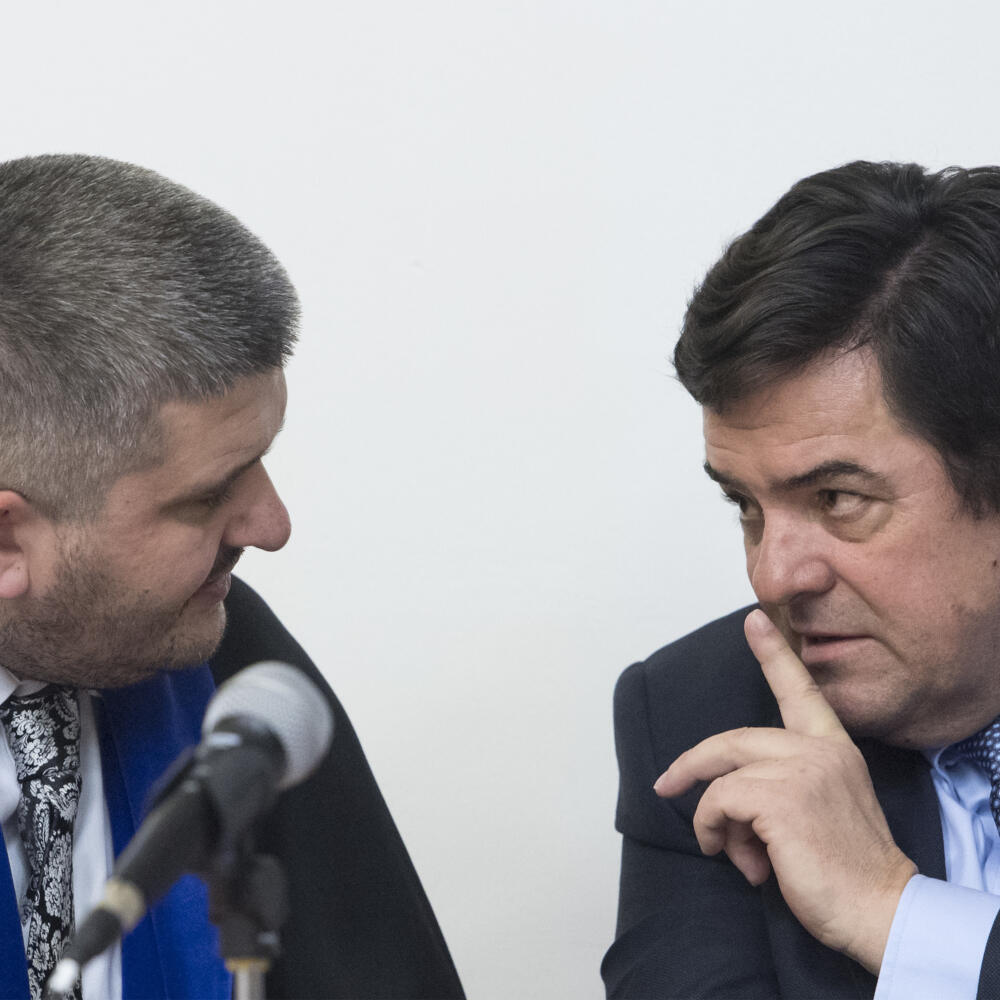 Na snímke vpravo obžalovaný Marian K. a vľavo jeho advokát Michal Mandzák počas súdneho pojednávania Špecializovaného trestného súdu (ŠTS) vo veci falšovania zmeniek TV Markíza a marenia spravodlivosti v Bratislave 5. novembra 2019. FOTO TASR - Martin Baumann