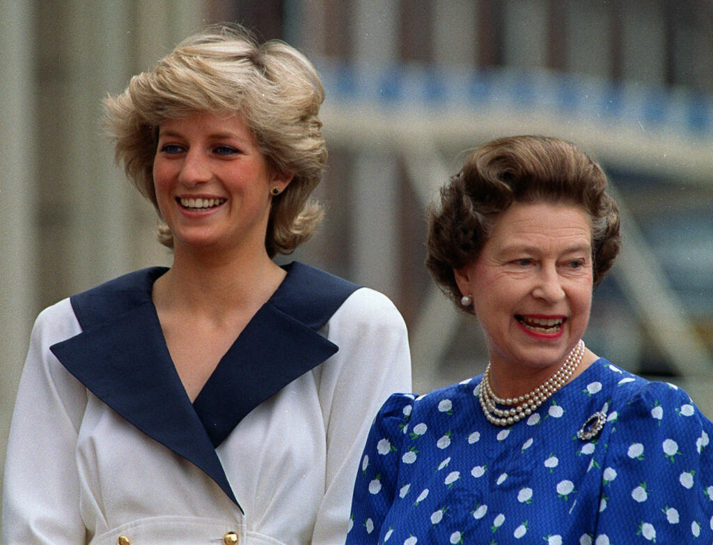 KK16 archív Londýn - Na archívnej snímke zo 4. augusta 1987 britská princezná Diana (vľavo) a britská kráľovná Alžbeta II. sa usmievajú v Londýne. Od narodenia princeznej Diany, jednej z najznámejších celebrít 20. storočia, uplynie 60 rokov vo štvrtok 1. júla 2021. Diana zahynula 30. augusta 1997 pri autonehode v parížskom tuneli, keď ju s jej vtedajším priateľom Dodim al-Fayedom prenasledovali autá paparazzov. Za oficiálne miesto jej posledného odpočinku sa považuje ostrovček pri zámku Althorp,