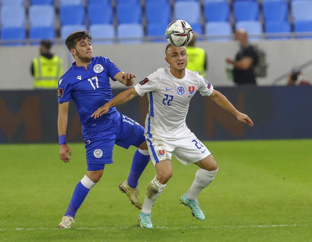 Stanislav Lobotka v súboji o loptu