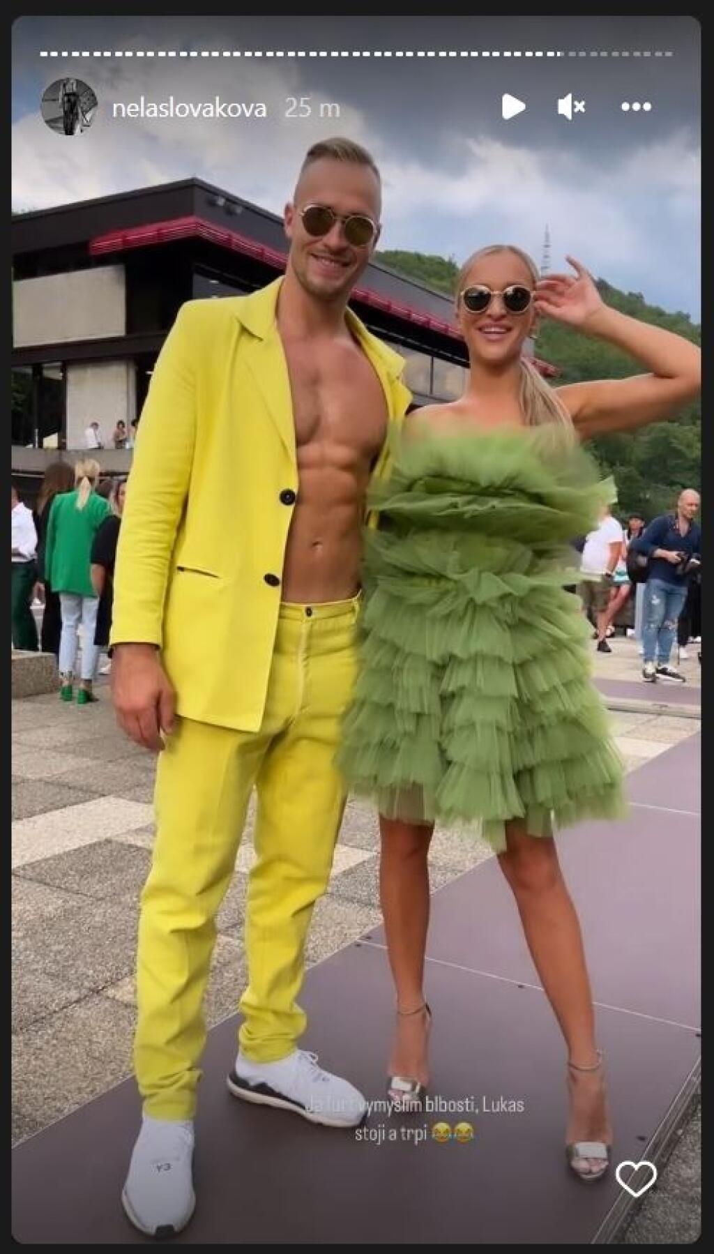 Nela si z kritiky ťažkú hlavu nerobila a na ďalší deň sa pochválila s ďalším extravagantným outfitom. Do netradičného kúsku navliekla aj svojho frajera Lukáša.